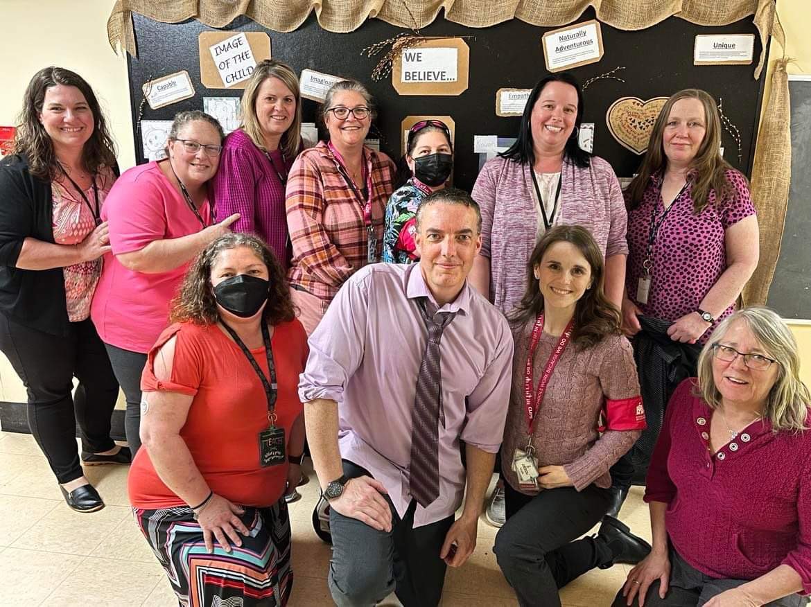 landry71's tweet photo. Dutch Settlement Elementary standing in solidarity!
#underpaid #Undervalued #understaffed #cupe5047 #strongertogether https://t.co/7gYcoZ86Lm