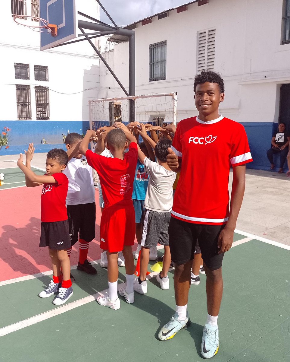 FccPty's tweet photo. Los jóvenes son los principales impulsores del cambio dentro y fuera de las canchas. Creemos en ellos, en su liderazgo y formación.💪🏻
Camilo y Jeremy son un ejemplo de ello, pues hoy son líderes de la sede de Casco Antiguo, replicando la educación y metodología FCC. ❤️
#fccpty https://t.co/nWqmJEPNL9
