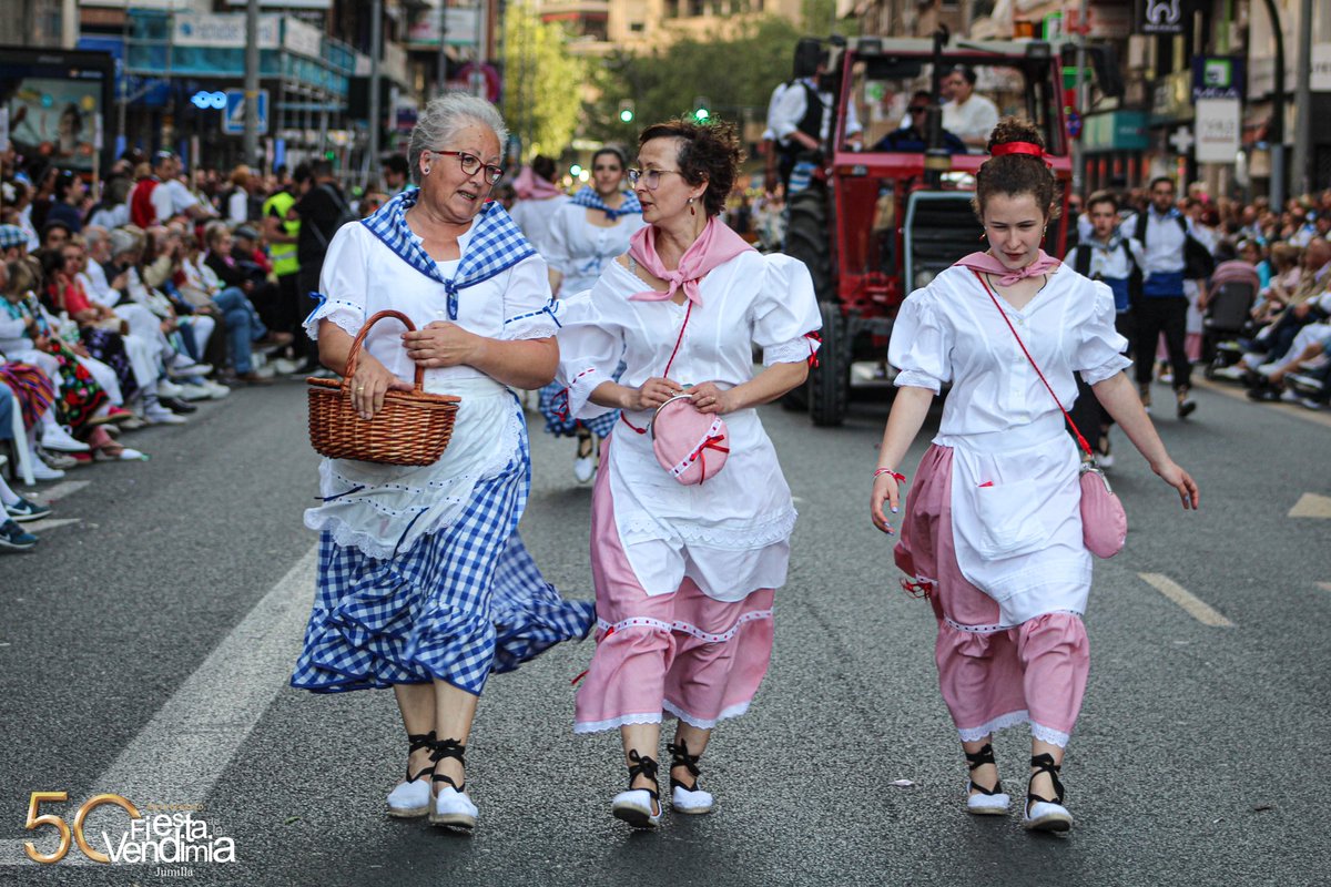 📸🍷 Os dejamos la galería de fotos del día de ayer disfrutando en el Bando de la Huerta con la <a href="/FphMurcia/">FPH Región de Murcia</a> 

👉 Fue un placer recorrer las calles de Murcia representando a nuestro municipio entre miles de asistentes que degustaron nuestro vino Juan Gil.

#FiestaVendimia #Jumilla