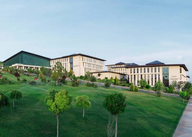 Deprem bölgelerine 950 milyon TL bağış yapan Hasan Kalyoncu Üniversitesi , %90ı deprem bölgelerinde ikamet eden öğrencilerinin eğitim ücretlerine en üst sınırda (%70.6) zam yaptı. 
Holdinglere değil Üniversiteye bütçe istiyoruz!

Müşteri değil öğrenciyiz!
#hkübagisizamlayapti