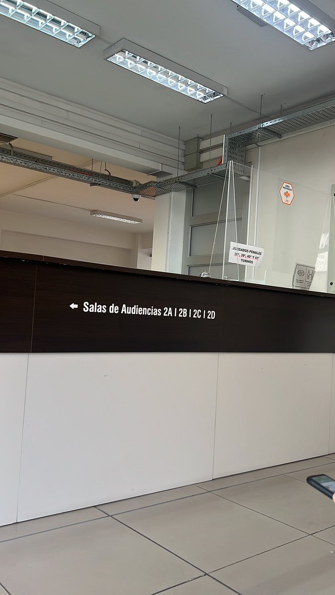 GuilleLosa's tweet photo. Un delincuente que estaba detenido a la espera de ser formalizado por rapiña escapó del juzgado de Juan Carlos Gómez. Pidió para ir al baño y aprovechó la distracción de los guardias para salir por la puerta. @TelemundoUY https://t.co/9Ng6TCOEtd