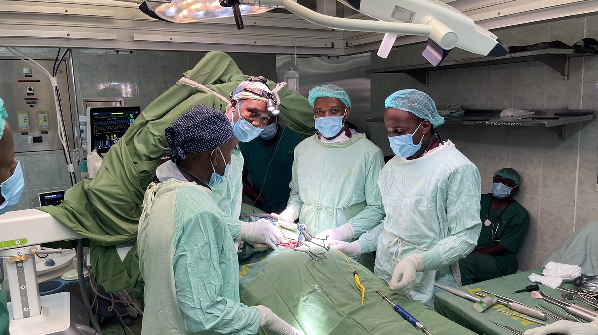TaasisiyaMifupa's tweet photo. Madaktari bingwa , Wauguzi pamoja na wataalam wengine wa MOI wakifanya upasuaji wa mgongo kwa mbinu za kisasa kwa kutumia vifaa maalum na vya kisasa vya ���Neuro-monitoring’ na ‘Neuro- Navigation’. Vifaa hivi vinapelekea matokeo bora ya upasuaji kwa mgonjwa. @ummymwalimu https://t.co/IM6fklZQKK