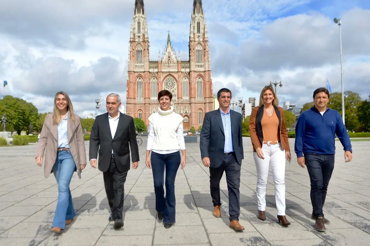jpabloallan's tweet photo. El equipo del orden está listo para salir a la cancha. Confío en todas éstas personas para llevar las ideas y propuestas de la Fuerza del Cambio a cada rincón de nuestra ciudad. La Plata puede estar mucho mejor. https://t.co/qDxaeDSA4p