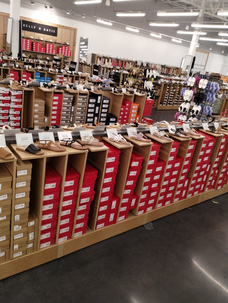 Vandemic3's tweet photo. I'm in my favorite type store. #ShoeAddicted https://t.co/ebECu08I3D