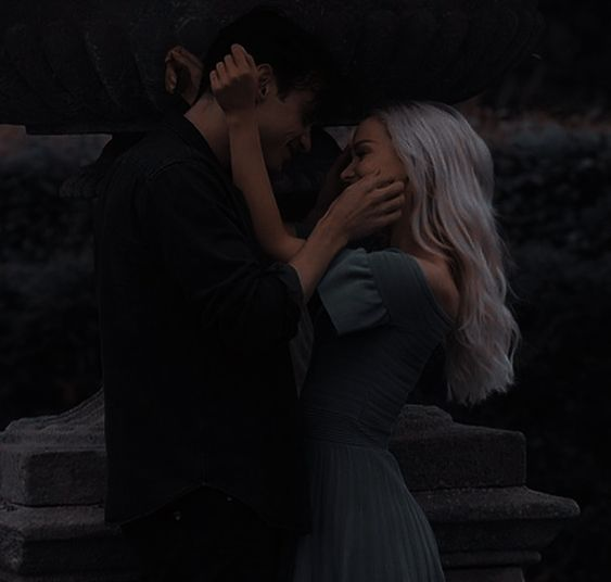 astraverse's tweet photo. "— Um amor épico é o pior tipo de amor. — Kon refletiu. — Depois que você o tem, não consegue mais ver amor em nenhum outro lugar.
— Não era épico. Nunca foi. — Eloma balançou a cabeça. — Era apenas amor." https://t.co/Sdw4LcNNiL