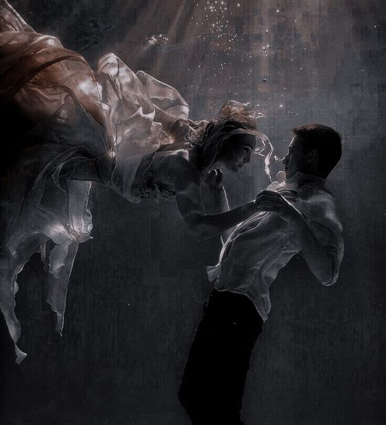 astraverse's tweet photo. "— Um amor épico é o pior tipo de amor. — Kon refletiu. — Depois que você o tem, não consegue mais ver amor em nenhum outro lugar.
— Não era épico. Nunca foi. — Eloma balançou a cabeça. — Era apenas amor." https://t.co/Sdw4LcNNiL