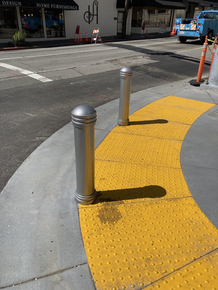 skullsroadmtb's tweet photo. Yay! New bollards where none existed before! #WorldBollardAssociation https://t.co/FT09LgGKSV