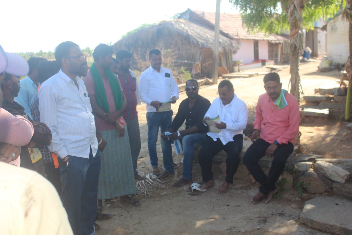 JDSKadur's tweet photo. ಕಡೂರು ವಿಧಾನಸಭಾ ಕ್ಷೇತ್ರದ ‌ಜೆಡಿಎಸ್ ಅಭ್ಯರ್ಥಿಯಾದ ಸಿ. ಎಂ. ಧನಂಜಯ ಅವರು ಸಿದ್ದಾಪುರ ಗ್ರಾಮಕ್ಕೆ ಭೇಟಿ ನೀಡಿ, ಜನತೆಯ ಬೆಂಬಲ ಕೋರಿದರು.

#JDSKarunadu
#JDSKarnataka
#CMDhananjaya
#VOteForJDS https://t.co/MBdpS4UvIB
