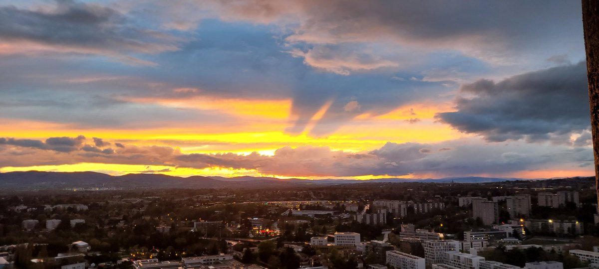 CitoyenLyon9's tweet photo. Ou d'autre peut-on observer d'aussi beaux couchers de soleil à Lyon que depuis le plateau de la Duchère ? #lyon9 #duchere https://t.co/khteQIZ02G