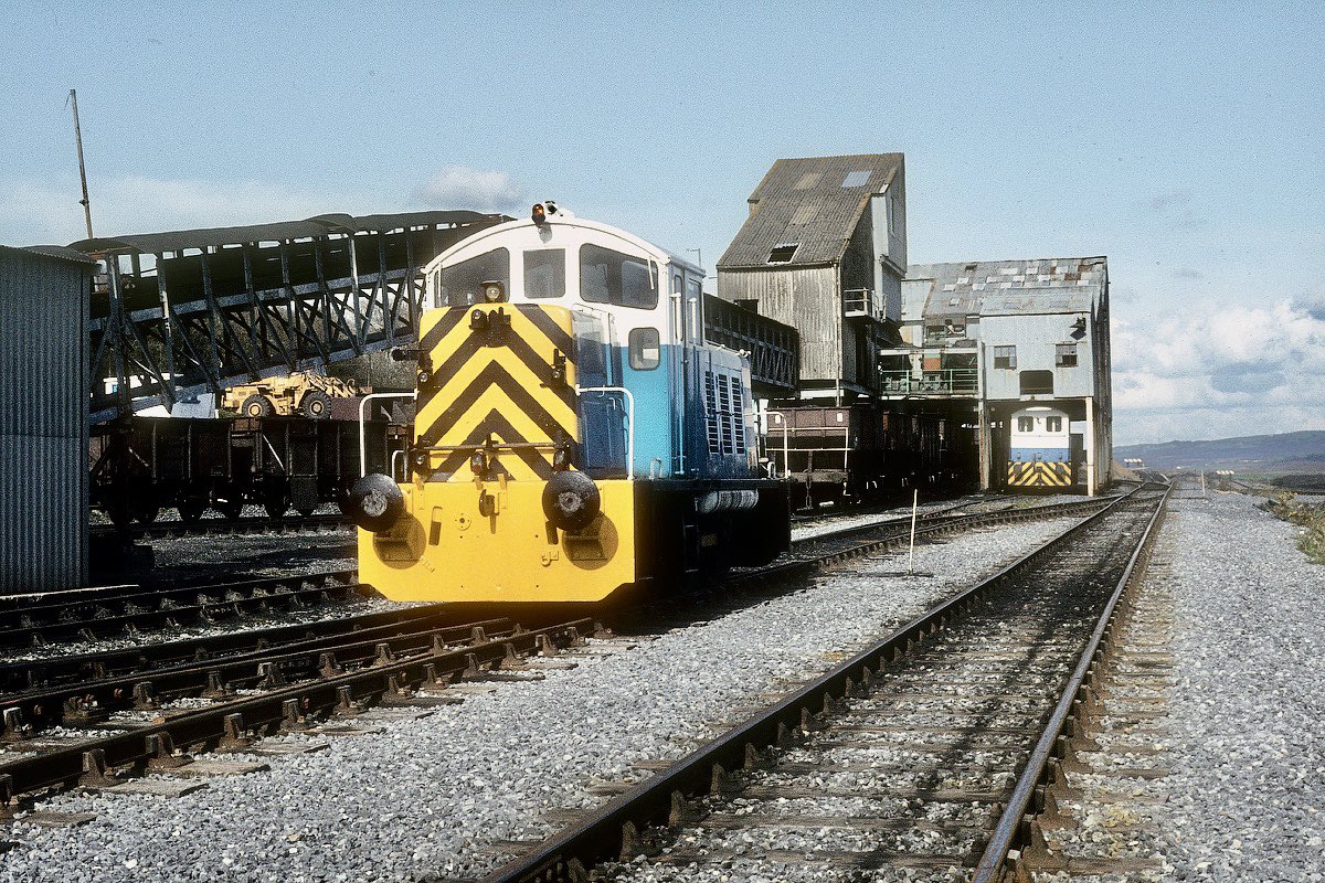 pacorrie's tweet image. Powell Duffryn Coedbach 08/04/83 ex Southampton Docks shunt loco 07006 now under industrial ownership rests between duties.  #class07 #coedbach #shunters