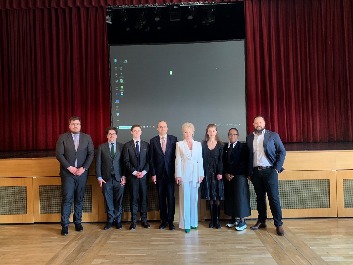 EmbEspEstonia's tweet photo. Today at "Diplomatic Festival of Opinion for Youth" in Türi, organized by #DiplomaticRelationsProject sharing Spanish view on improving living conditions in rural municipalities. Attracting young population to rural areas is a challenge and a priority both for 🇪🇸 and 🇪🇪. https://t.co/SR3CeHqjAS