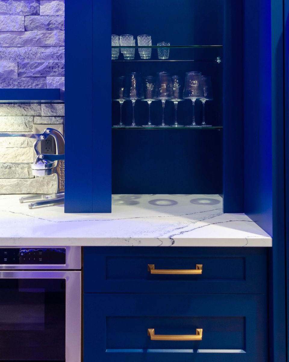 Bringing a pop of electric blue to Langley, one kitchen at a time! 💙🏠 Check out the pictures of our latest project and get ready to be inspired! Tell us what you think, would you dare to add a pop colour to your kitchen? 🤩
.
.
.
#langleybc #kitchenrenovation #electricblue" #ki