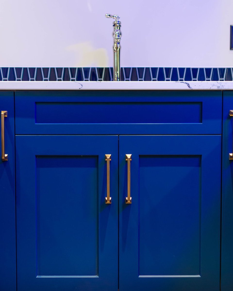 KitchenArtBC's tweet photo. Bringing a pop of electric blue to Langley, one kitchen at a time! 💙🏠 Check out the pictures of our latest project and get ready to be inspired! Tell us what you think, would you dare to add a pop colour to your kitchen? 🤩
.
.
.
#langleybc #kitchenrenovation #electricblue" #ki https://t.co/vEb1JSCOK4