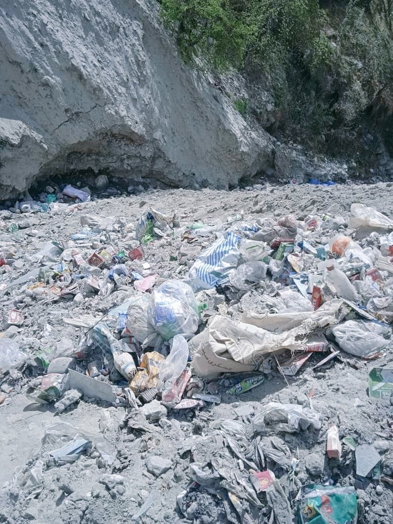 azeem_hunzai's tweet image. حیدر اباد اور ڈورکھن کے درمیان آشا ہر (نالے) میں کچرے کہ ڈھیر اپ دیکھ سکتے ہیں، کہاں ہیں پلسٹک فرئ کا نعرہ لگانے والے؟ سول ایڈمنسٹریٹریشن اور ہوٹل ایسو ایشن سے گزارش ہے کہ ہنگامی بنیادوں پے صفائ مہم کا اغاز کریں۔ ٹوریزم کے نام پے ماحول تو تباہ کرنا بند کریں
#SaveEcoSystem #hunza