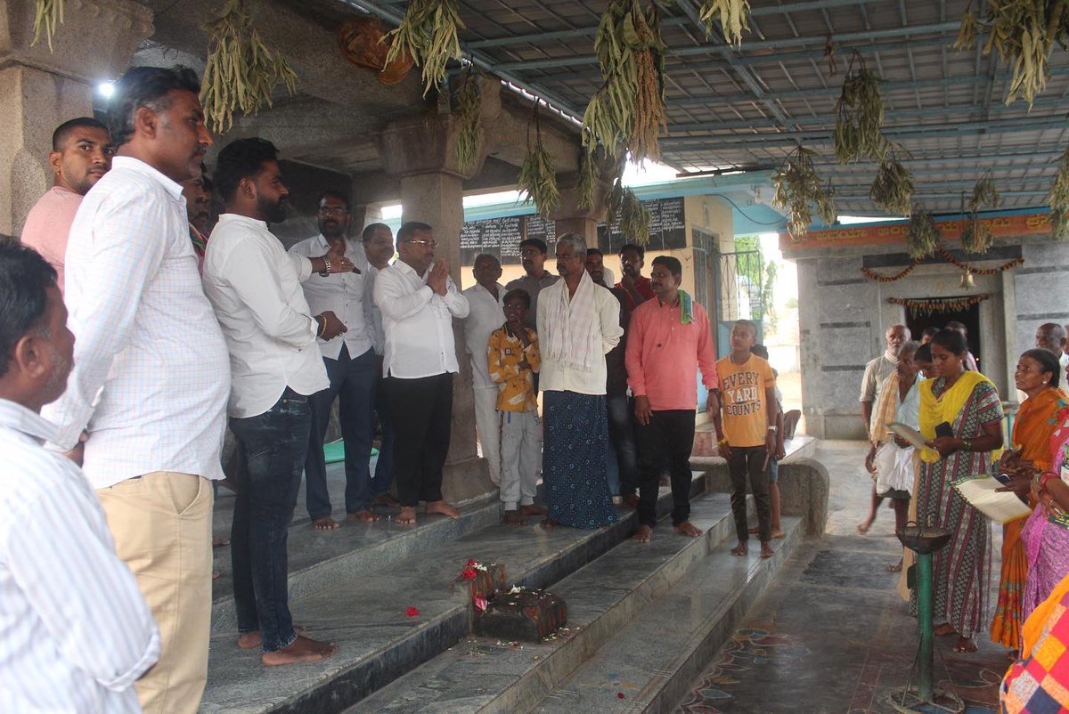 JDSKadur's tweet photo. ಕಡೂರು ವಿಧಾನಸಭಾ ಕ್ಷೇತ್ರದ ‌ಜೆಡಿಎಸ್ ಅಭ್ಯರ್ಥಿಯಾದ ಸಿ. ಎಂ. ಧನಂಜಯ ಅವರು ಚಿಕ್ಕಬೆಲ್ಲೇಕೆರೆ ಗ್ರಾಮಕ್ಕೆ ಭೇಟಿ ನೀಡಿ, ಜನತೆಯ ಬೆಂಬಲ ಕೋರಿದರು.

#JDSKarunadu
#JDSKarnataka
#CMDhananjaya
#VOteForJDS https://t.co/igCAF3xs8G
