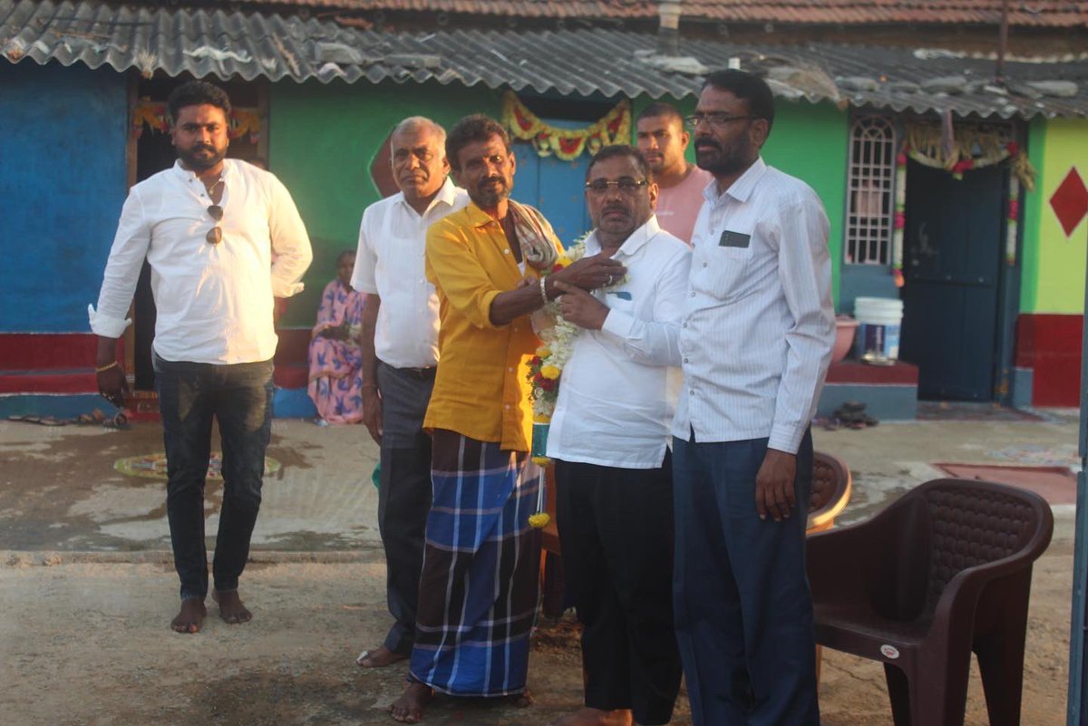 JDSKadur's tweet photo. ಕಡೂರು ವಿಧಾನಸಭಾ ಕ್ಷೇತ್ರದ ‌ಜೆಡಿಎಸ್ ಅಭ್ಯರ್ಥಿಯಾದ ಸಿ. ಎಂ. ಧನಂಜಯ ಅವರು ಚಿಕ್ಕಬೆಲ್ಲೇಕೆರೆ ಗ್ರಾಮಕ್ಕೆ ಭೇಟಿ ನೀಡಿ, ಜನತೆಯ ಬೆಂಬಲ ಕೋರಿದರು.

#JDSKarunadu
#JDSKarnataka
#CMDhananjaya
#VOteForJDS https://t.co/igCAF3xs8G