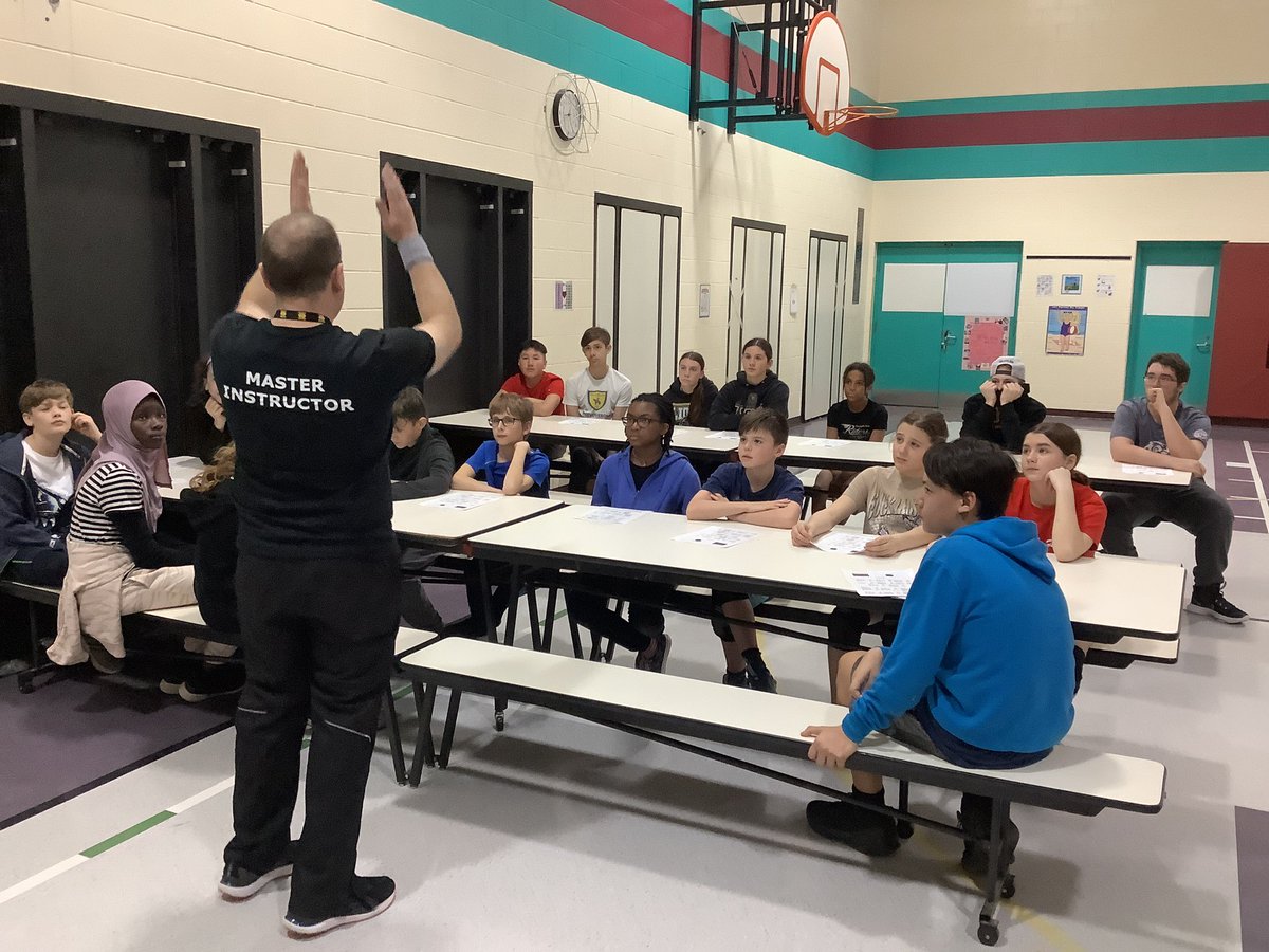 Clinique de formation pour arbitres de Kin-Ball avec P.J. de <a href="/omnikinofficial/">OMNIKIN®</a> et Paolo de <a href="/KinBallCanada/">Kin-Ball Canada</a> aujourd’hui à <a href="/EcoleNOHO/">École Nouvel Horizon</a> avec participation de <a href="/EELaMarsh/">EELaMarsh</a> et Franco-Niagara.