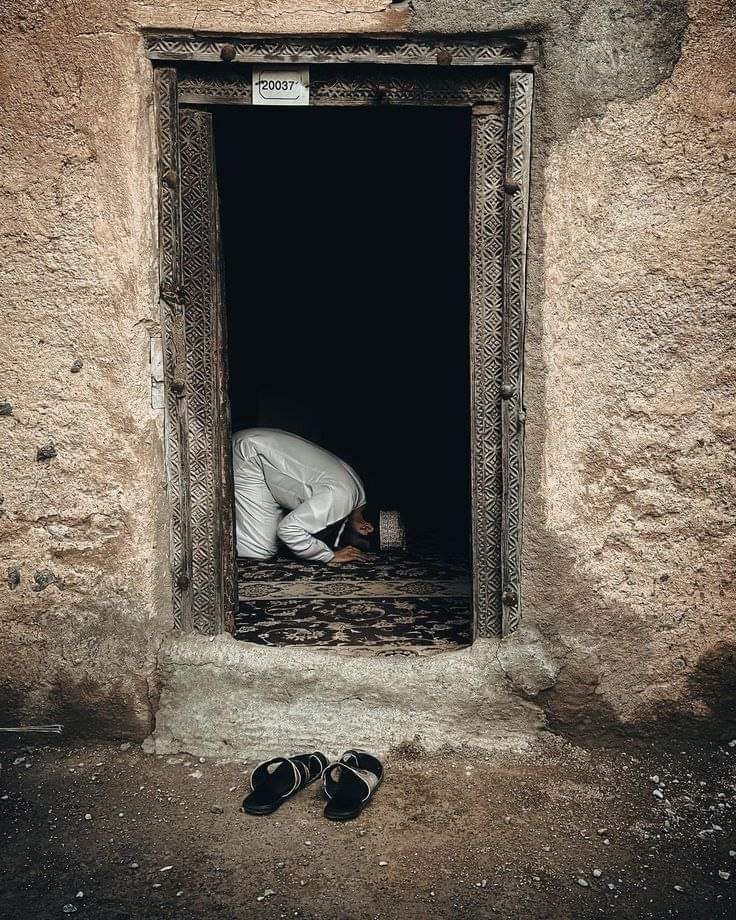 "كَصَاحِبِ الحُوتِ مَقطُوعًا بهِ الحِيَلُ 
إليكَ ألجَا وأستَجدِي وَأبتَهِلُ 
مَالِي سِوَاكَ مُعِينًا هَادِيًا أبدًا 
أرشِد فُؤَادِي فَقَد تَاهَت بِهِ السُّبُلُ."