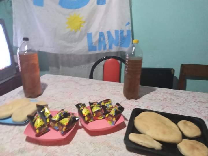 Tsomospatria's tweet photo. #Lanus🌞🇦🇷 
👉Merendero Padre Celestial realizó una rica merienda para estas pascuas con unos panes caseros , rosca de pascuas, huevitos de pascuas y conejo de pascuas. 
#MabelPared
#TSP
#AnaliaIraola
#JavierNevchisci
#CarinaOcaranza
#porquemejoresdarquerecibir
#TSPLanus✌️💪☀️🇦🇷 https://t.co/WTbBHwNk51