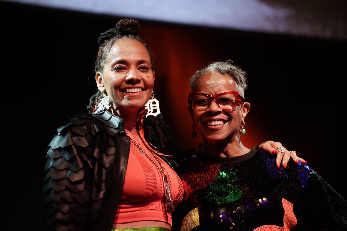 Kamilahf's tweet photo. Congrats to poet jessica Care moore and choreographer Aku Kadogo on a packed house for the Harlem debut of their new Apollo-commissioned techno choreopoem, ‘Salt City’!
Keep an eye out for more from our #ApolloNewWorks cohort!
📸: Gabby Darko https://t.co/mRxG63Gwrv