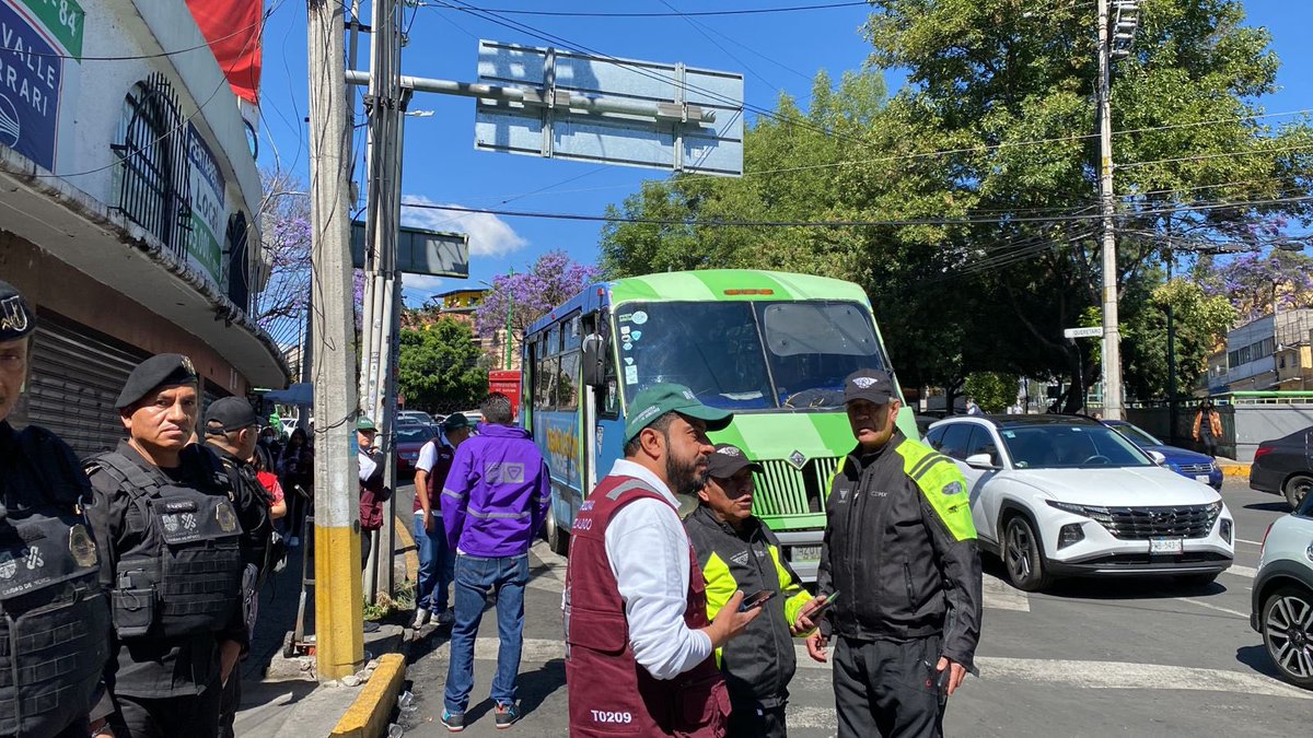 EnlaceTAguilas's tweet image. #enestemomento tenemos operativo en #AvToluca por parte de @LaSEMOVI 👏🏻👏🏻 gracias #Fany por tu invaluable apoyo con los vecinos de @DtVinculo y @ComunidaDesier2 
VECINO: #notequejes mejor #denuncia en ETA te apoyamos, danos #placayfoto @PORLASAGUILAS gracias #Rayo @OVIALCDMX