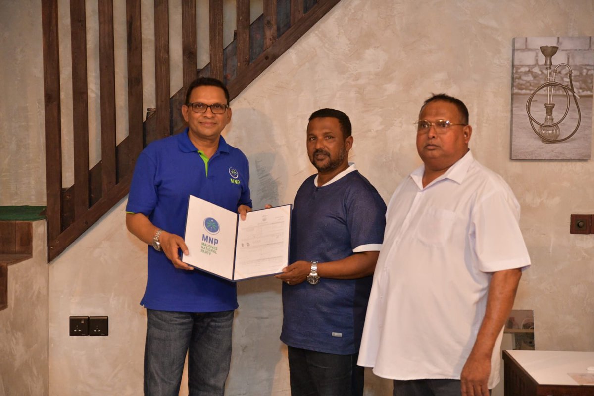 MNP_Secretariat's tweet photo. ކ.ގުޅިން އެމްއެންޕީއަށް ސޮއިކުރި ފަރާތްތަކުގެ ފޯމުތައް، ޕާޓީގެ ރައީސް މުހައްމަދު ނާޒިމްއަށް ހަވާލު ކުރުމަށް މިރޭ ކ.ގުޅީގައި ބޭއްވި ބައްދަލުވުމުގެ ތެރެއިން
#FudhuntheriDhaairaaAkah #Guraidhoo #Maafushi #Gulhi #Areef https://t.co/GW0knKrnBq