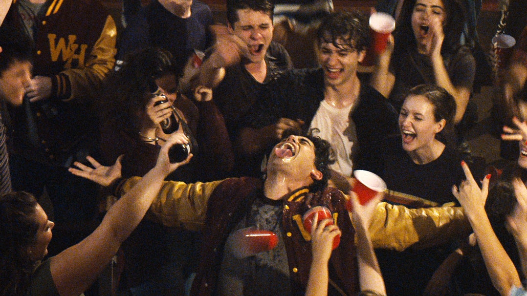 Hasta el día de hoy NO PERDONO que hayan cancelado The Society, el POTENCIAL que tenía. 

LO PEOR es que nos dejaron con un final abierto, merece aunque sea una temporada más que resuelva todas nuestras dudas.