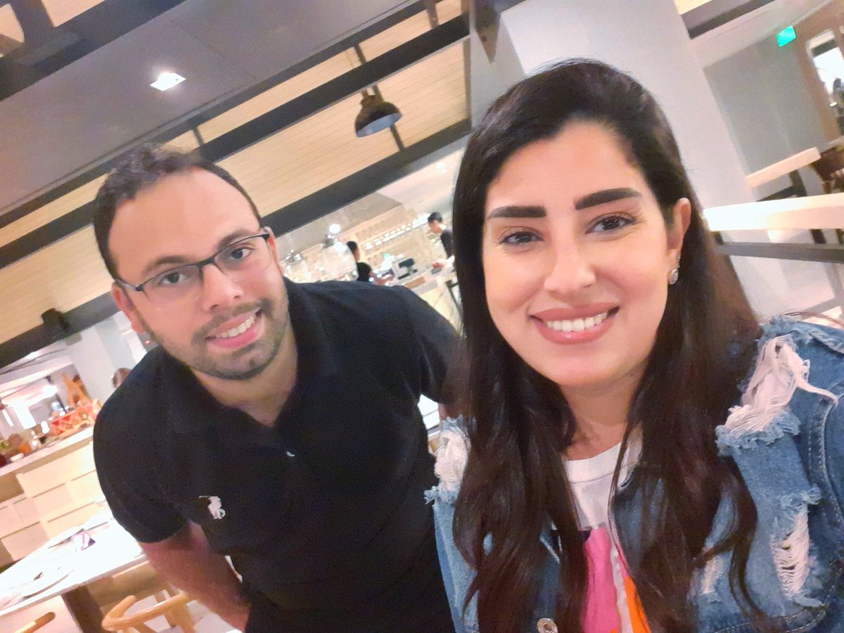 نازل بعد الشغل ف فطرت و رايح أحلّي فلقيت الحلويات كلها 😅😊
الفنانة الرقيقة آيتن عامر💕😊 
لما قولتلها ان انا دكتور  قالتي هات انا  أصور  😂❤