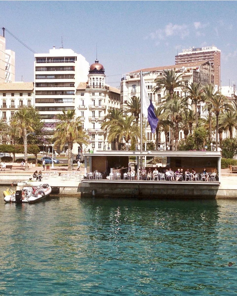 baukunstacademy.com 

Café Noray.
Muelle y edificio de servicios en el puerto de Alicante.
Javier García Solera, arquitecto.
Embarcadero de Golondrinas, Puerto de Alicante, España.
Año 2000.
.
.
#baukunst #baukunstacademy #artedeconstruir #arquitecturaespañola #Miercoles