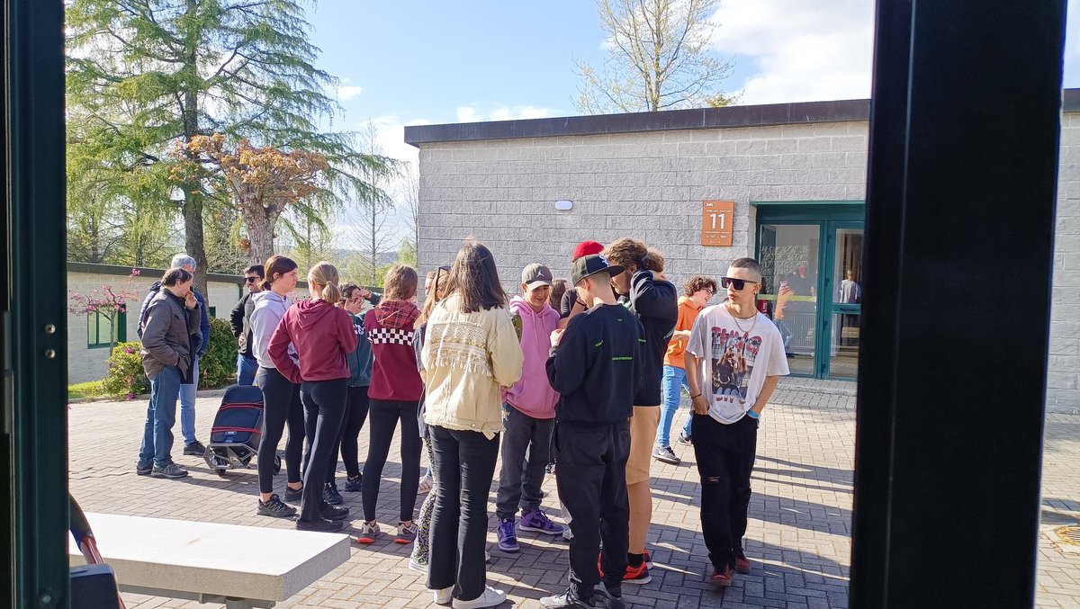 Tret de sortida de l'intercanvi Galiza/Euskadi/Catalunya amb la cançó improvisada com a fil conductor.
El vincle teixit el curs passat ha fet espectacular i emotiva el retrobament i ha facilitat la introducció dels nous!
#regueifesta
#enregueifate
#bertso
#glosa
#improversem