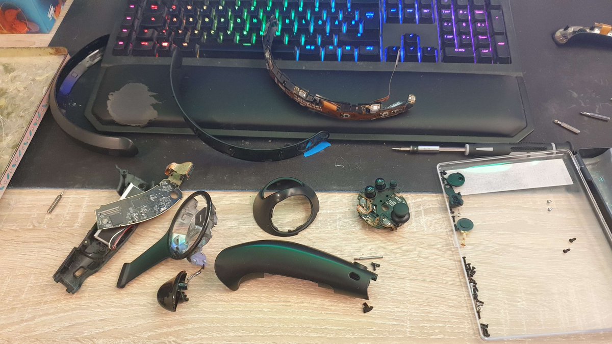 DrBlackRat's tweet image. The trigger on my left Index Controller broke, so I spend the last 2 days taking it apart completely (because that&apos;s the only way to get to it), fixing the broken plastic and reassembling it.
AND IT ACTUALLY WORKS!!!!!!!!
#VRChat #Valve #ValveIndex #VR