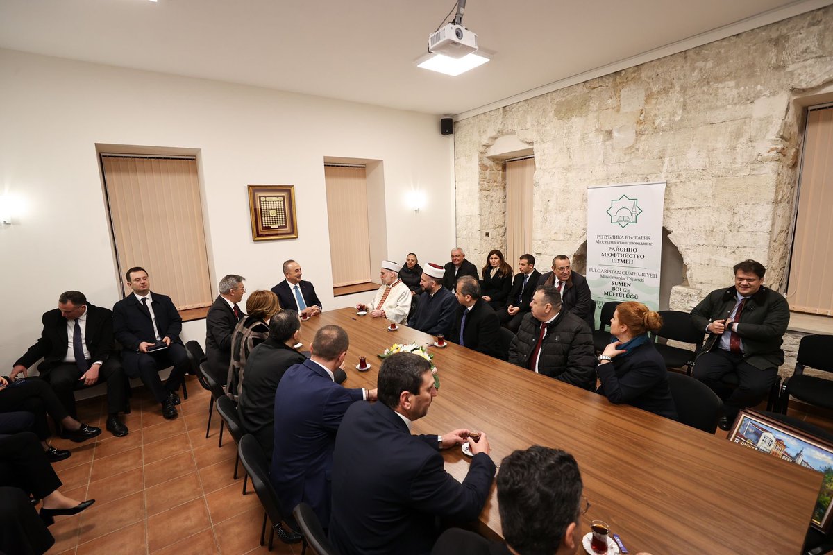 Bulgaristan'daki soydaşlarımız ve iş insanlarımızla Şumnu'da buluştuk.

Balkanların ilim mektebi Nüvvab’da gençlerle sohbet ettik.

Tombul Camii’ni ziyaret ederek Bulgaristan Başmüftüsü Mustafa Aliş Haci’nin evsahipliğinde soydaşlarımızla hasret giderdik.

Her daim yanlarındayız.