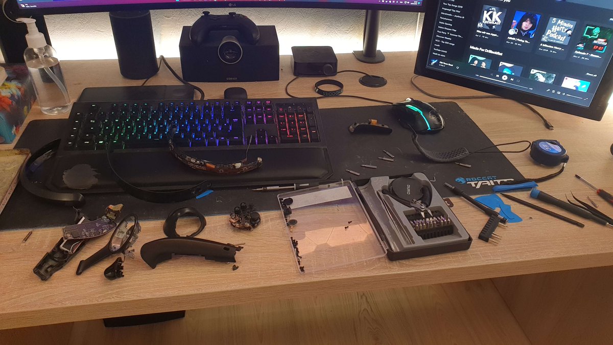 DrBlackRat's tweet image. The trigger on my left Index Controller broke, so I spend the last 2 days taking it apart completely (because that&apos;s the only way to get to it), fixing the broken plastic and reassembling it.
AND IT ACTUALLY WORKS!!!!!!!!
#VRChat #Valve #ValveIndex #VR