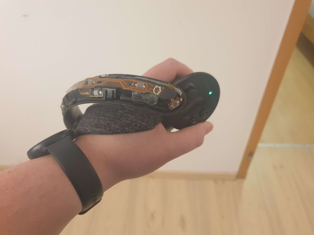 DrBlackRat's tweet image. The trigger on my left Index Controller broke, so I spend the last 2 days taking it apart completely (because that&apos;s the only way to get to it), fixing the broken plastic and reassembling it.
AND IT ACTUALLY WORKS!!!!!!!!
#VRChat #Valve #ValveIndex #VR