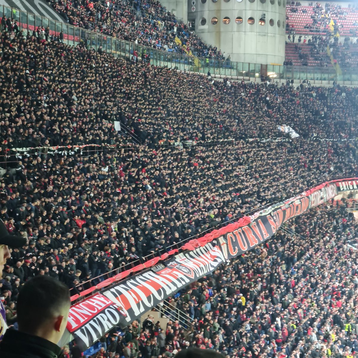 bastenvanm's tweet photo. Spettacolo puro.
#MilanNapoli https://t.co/u44CckmH3i