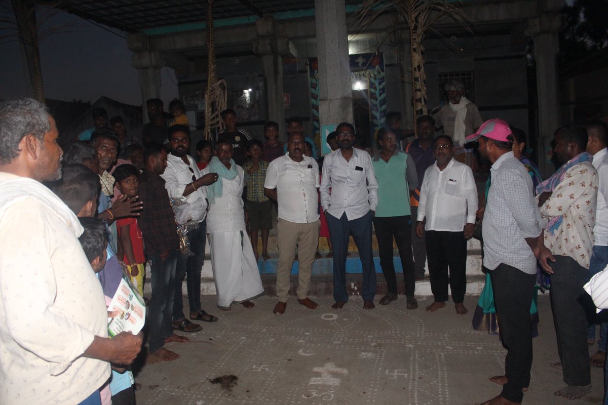 JDSKadur's tweet photo. ಕಡೂರು ವಿಧಾನಸಭಾ ಕ್ಷೇತ್ರದ ‌ಜೆಡಿಎಸ್ ಅಭ್ಯರ್ಥಿಯಾದ ಸಿ. ಎಂ. ಧನಂಜಯ ಅವರು ಹುರುಕನಹಳ್ಳಿ ಗ್ರಾಮಕ್ಕೆ ಭೇಟಿ ನೀಡಿ, ಜನತೆಯ ಬೆಂಬಲ ಕೋರಿದರು.

#JDSKarunadu
#JDSKarnataka
#CMDhananjaya
#VOteForJDS https://t.co/ibHqL8urhg