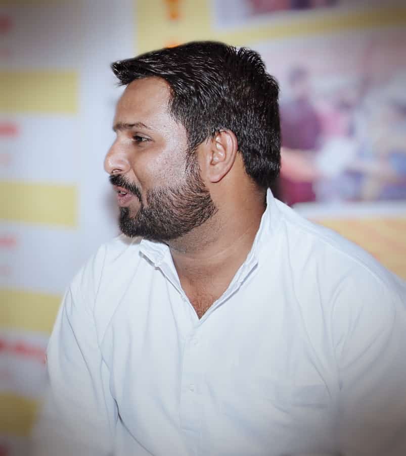 Azubair_UP's tweet photo. बेशुमार ज़ख्मों की मिसाल हूं मैं ,
फिर भी हँस लेता हूँ कमाल हू मैं !! https://t.co/QXAIdyf5xH