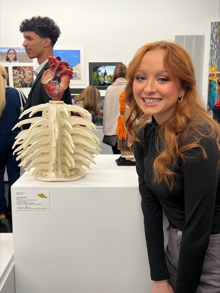 JCPSarts's tweet image. Congratulations to @PRP_Panthers Art student, Mia Langford, $2000 scholarship awardee from the 67-year-old #LouisvilleArtisansGuild!  Mia is going to @HiteArt at UofL in the fall. @jcpsky @JCPS_CAO @JCPSAsstSuptTL @PRPdesign