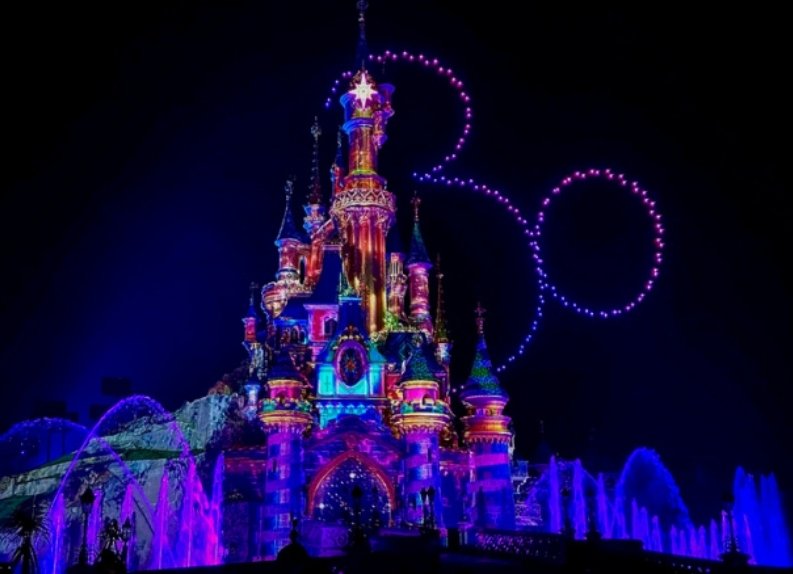 MickeyMagical62's tweet photo. Le spectacle Disney D-Light aura de nouvelles chorégraphies de drones ! C'est une exclu pour le Grand Final du 30ème Anniversaire, il sera jouer chaque soir jusqu’au 30 septembre 2023. 

#disneylandparis #disneydlight #waltdisney #disneylandparis30 https://t.co/Rt6wAEyckx