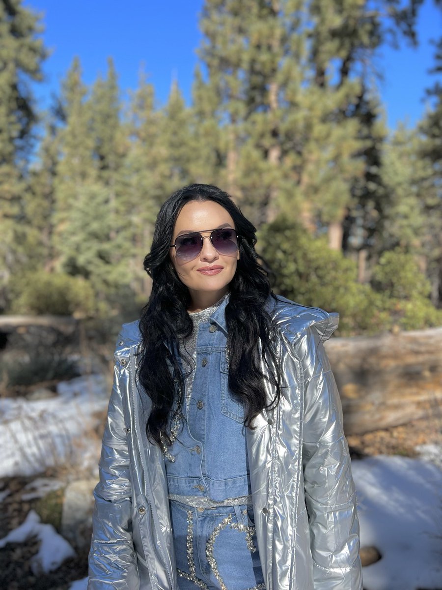 Space suit meets double denim for the ‘How High’ music video 😄🛸🚀✨🪐👖🌌 📸: @heatherhmckay 💫💫💫 #musicvideo #newmusic #music #bts #behindthescenes #bigbear #california #scottishsinger #scottishartist #scotland #scottish #singer #songwriter #singersongwriter