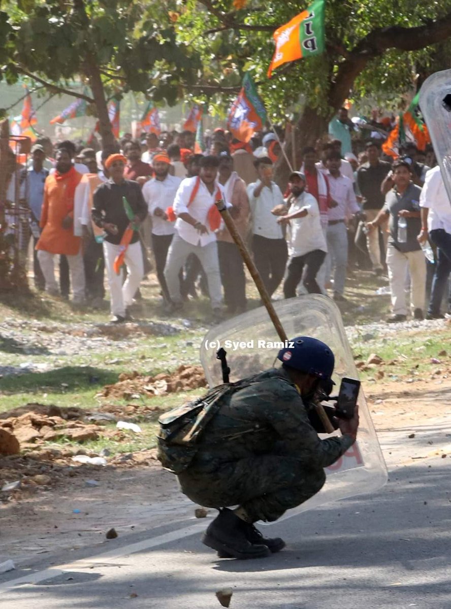 zoo_bear's tweet image. During a protest rally organised by BJP against the administration in Ranchi, Jharkhand, Police personnel and media persons were injured when the agitating BJP workers hurled bottles and stones at them.
Photo credits : @SyedRamiz8