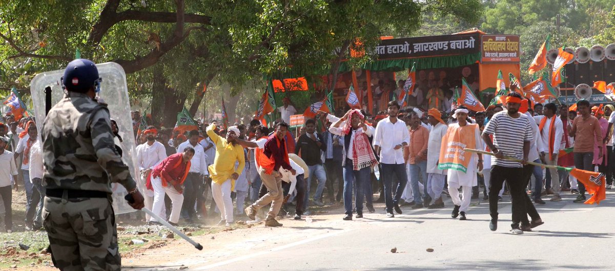 zoo_bear's tweet image. During a protest rally organised by BJP against the administration in Ranchi, Jharkhand, Police personnel and media persons were injured when the agitating BJP workers hurled bottles and stones at them.
Photo credits : @SyedRamiz8