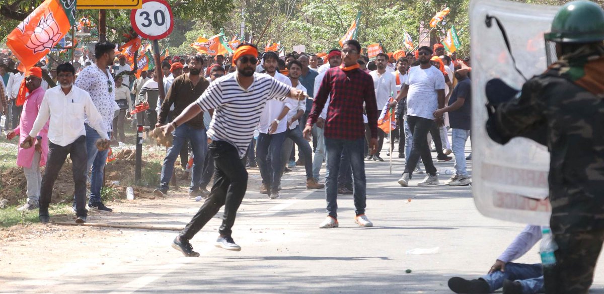 zoo_bear's tweet image. During a protest rally organised by BJP against the administration in Ranchi, Jharkhand, Police personnel and media persons were injured when the agitating BJP workers hurled bottles and stones at them.
Photo credits : @SyedRamiz8