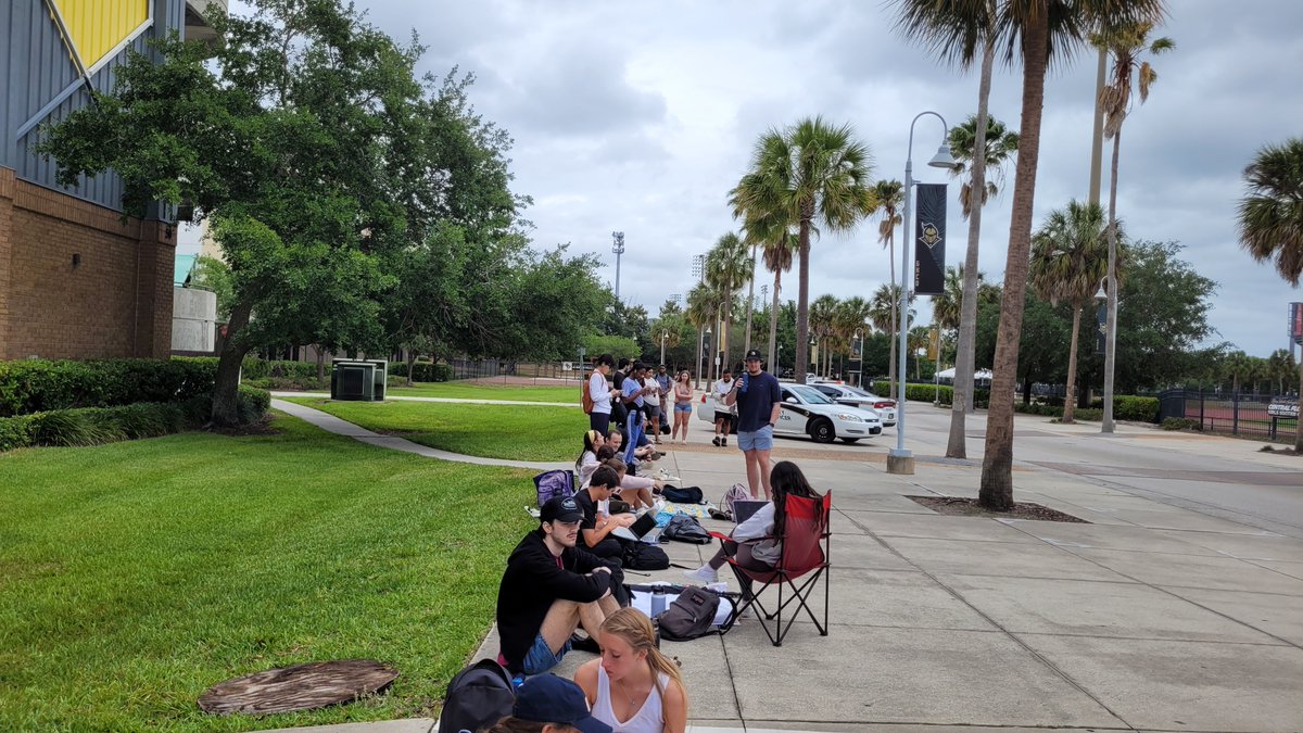 EthanHershaft's tweet photo. Here is the current look of students waiting to pick up Universal Knights tickets!
@UniversalORL @UCF #UniversalKnights https://t.co/XxmWQHjwn1