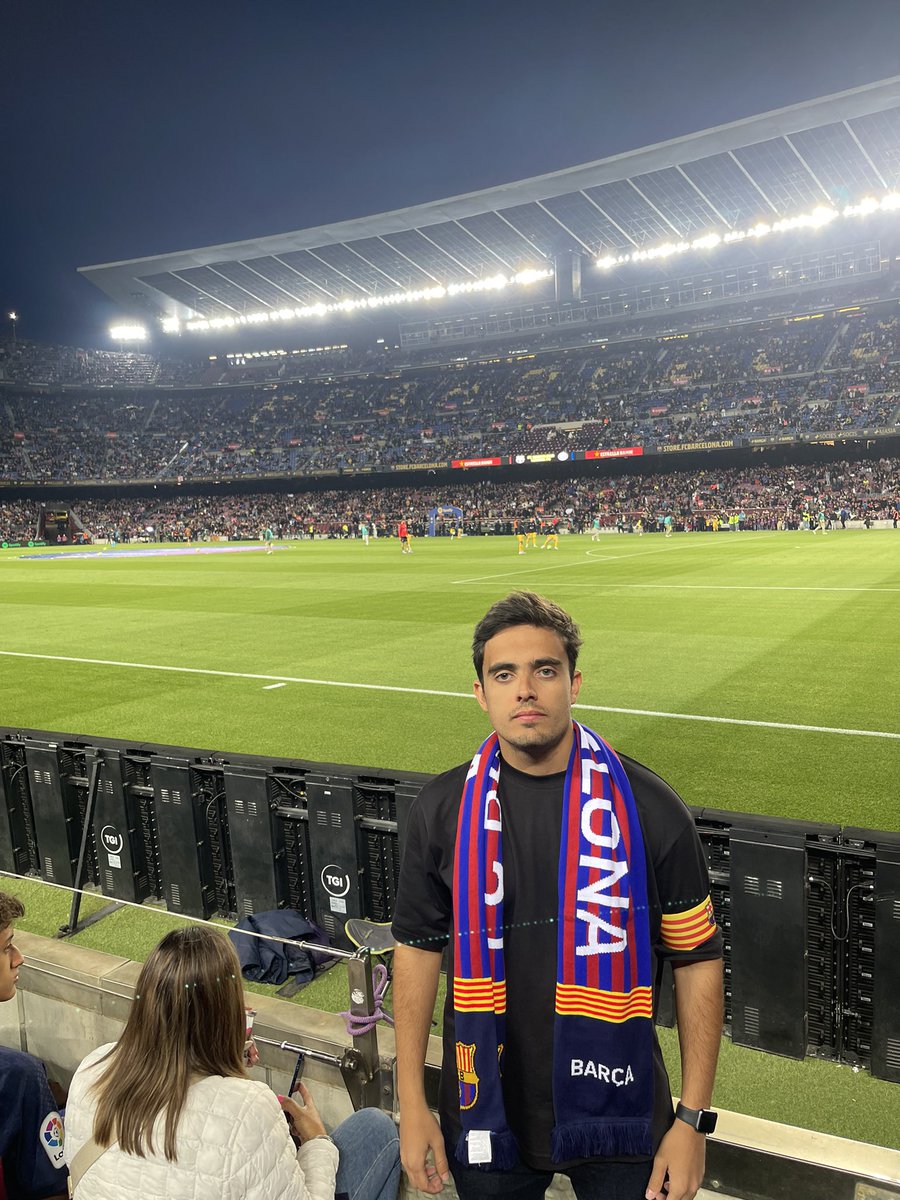 arturofer10's tweet photo. En menos de 48 horas:

1. Voy a ver jugar al @FCBarcelona_es , cumpliendo uno de mis mas grandes sueños.
2. Me encuentro a @Memphis caminando por Madrid

La vida es bella, gracias Dios 🙏 https://t.co/M0LoKQ3F2y