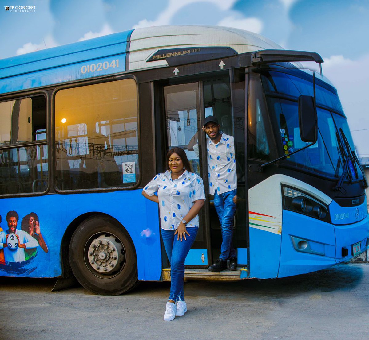 lollypeezle's tweet photo. We met inside BRT. Our eyes locked like 5 times while i was admiring her. From the bus stop she entered, she didn't get down until she got to the last bus stop, same as I. The rest is history. Mo ti gbe niyawo. ❤ https://t.co/NVP4YuaTSo