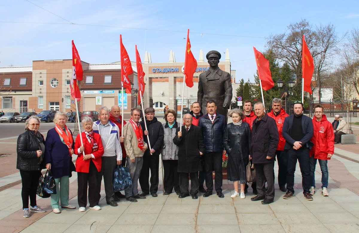 В #Денькосмонавтики, #12апреля, #брянск'ие коммунисты во главе с первым секретарём обкома #КПРФ А.Г. Архицким, комсомольцы и сторонники партии возложили цветы к памятнику Ю.А. #Гагарин'у на бульваре, носящему имя первого космонавта планеты Земля.
kprf32.com/news/bryanskie…