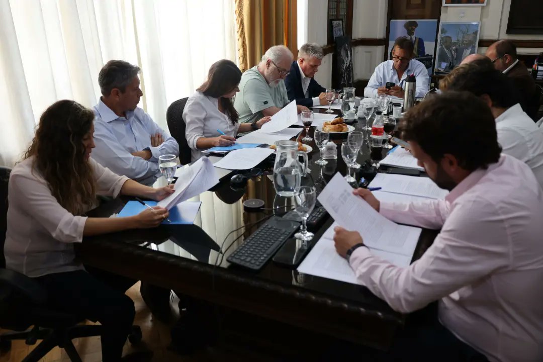 emendezok's tweet photo. En una nueva reunión de Directorio de @TrenesArCH, seguimos evaluando los proyectos y  propuestas de las distintas áreas, alineados con el Plan de Modernización del Transporte Ferroviario. https://t.co/B9gzkCiFDU