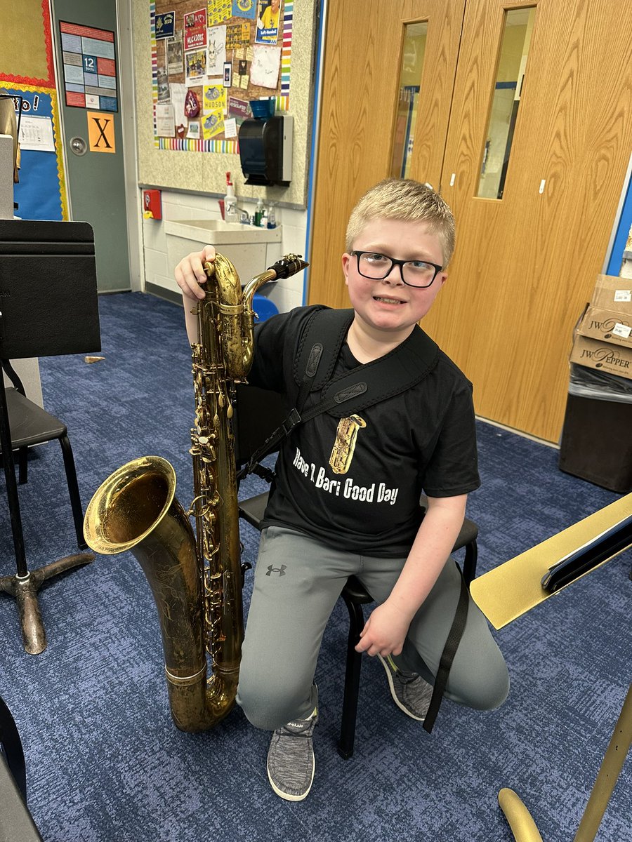 @OaElem have a bari good day! Well ok, we will! 💛💙🐝🎵🎵🎵 #bandjokes #hardwork #barisaxisthesamesizeashim #hestillplaysitlikeabeast!