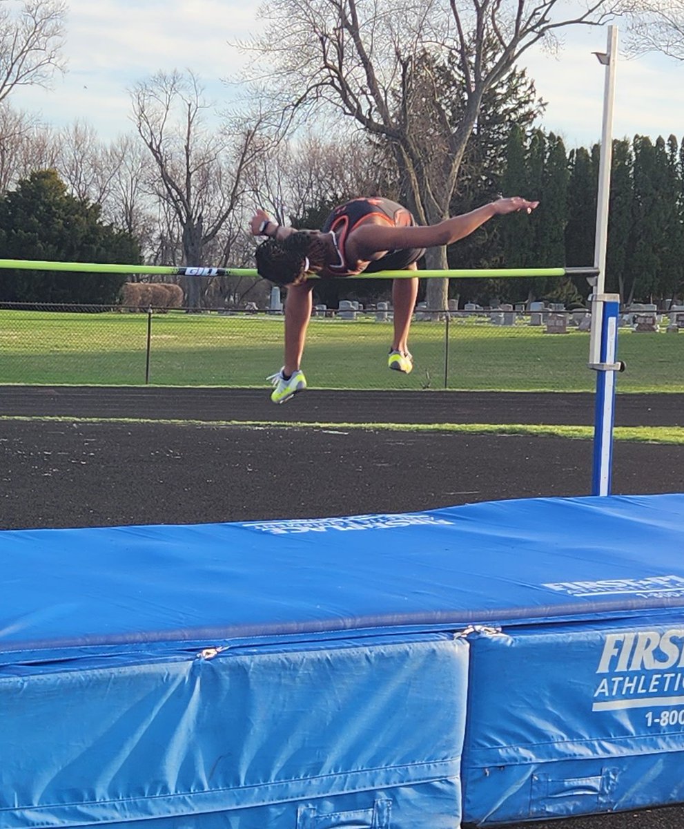 A AMAZING day for MS track yesterday as @DekHms/@StMaryDeKalb ,@ICMSTWOLVES, @DeKalb428CRMS put on a show of SPEED!!! Shout out to HMS 8th grader Tawonna Keith for winning the 100,200,4x100 and BREAKING THE SCHOOL HJ RECORD JUMPING 5'1'!! @GTFDeKalb @BarbBoosters @kemp_jasmine